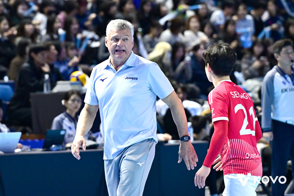 Korean Air players who won the game are cheering. Photo courtesy = KOVO