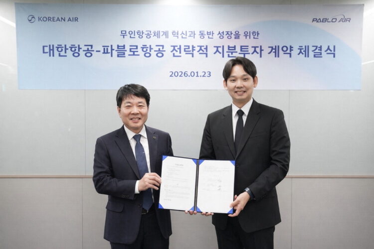 Im Jin-kyu (left), head of Korean Air's aerospace business division, and Kim Young-joon, chairman of Pablo Air, signed a strategic equity investment contract. Korean Air