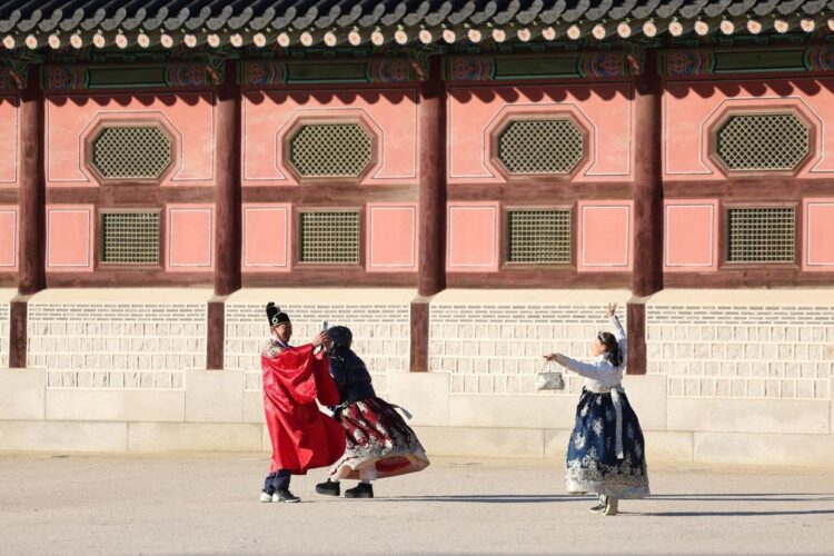 International tourists dressed in Hanbok take photos in front of Gyeongbok Palace in central Seoul, Jan. 1. Newsis