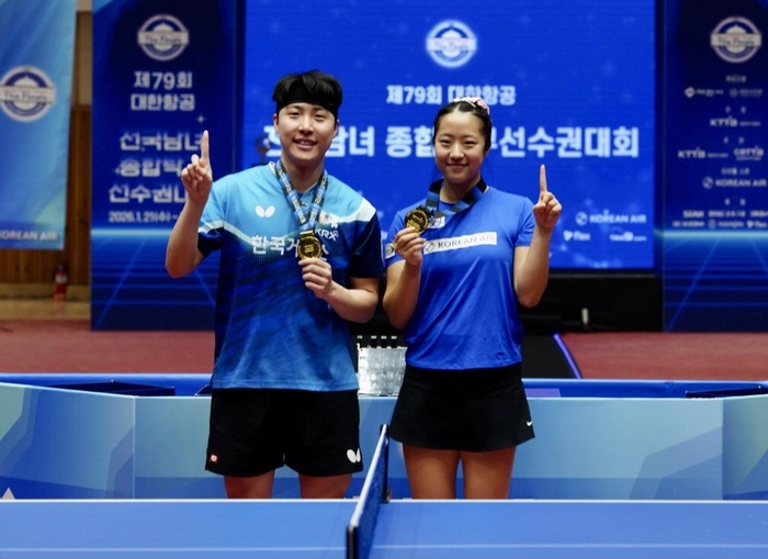 Lim Jong-hoon and Shin Yoo-bin are taking a commemorative photo after winning the mixed doubles at the 79th General Championship held at Jecheon Gymnasium in Chungcheongbuk-do on the 26th. Yonhap News Agency