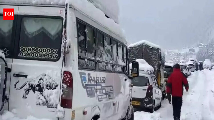 8-km highway jam leaves hundreds of tourists stranded in Manali; forced to trek 10-20km with luggage...