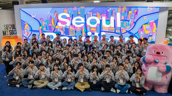 Kim Hyun-woo, CEO of the Seoul Economic Promotion Agency (SBA), start-up officials, and participants in the Seoul Integration Center are taking commemorative photos at the opening ceremony of the CES 2026 Seoul Integration Center in Las Vegas on the 6th (local time). [Photo provided = Seoul Economic Promotion Agency]