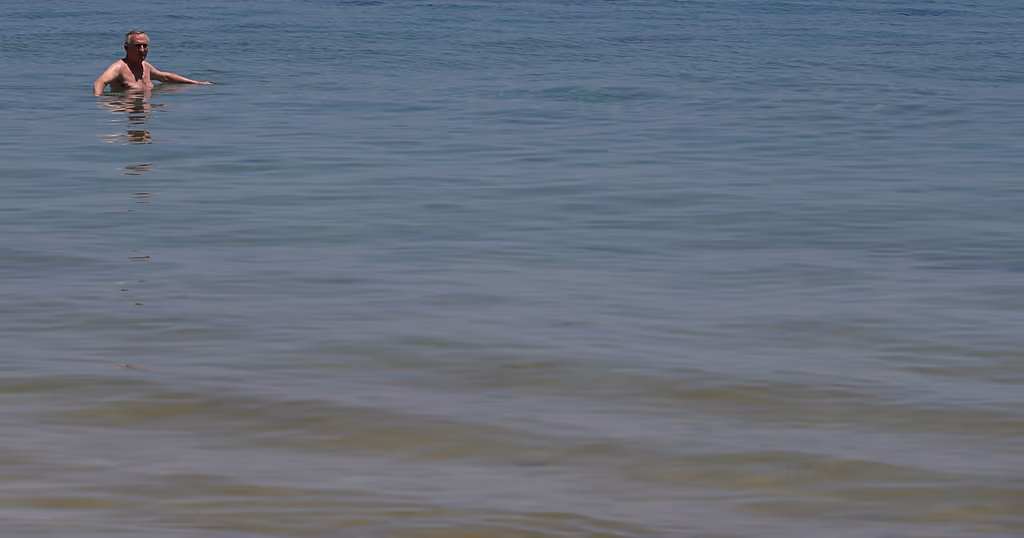 Tunisia: Swimmers celebrate New Year with plunge in cold sea