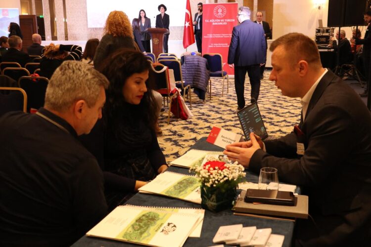 Tourism professionals from Türkiye and Bulgaria hold one-on-one meetings during the