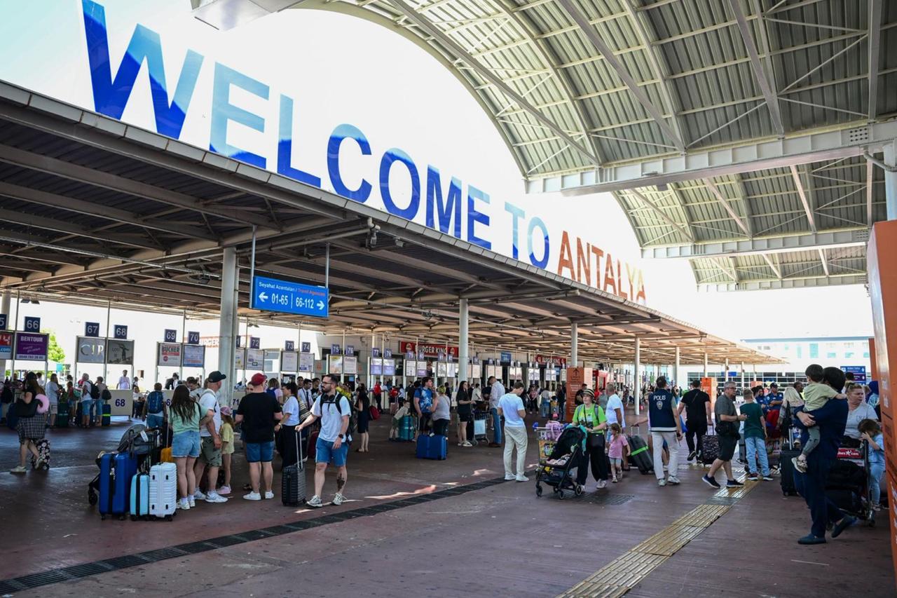 Passengers queue with their luggage at Antalya Airport, one of Türkiye’s main international gateways, as inbound tourism continues to show strong momentum. (Photo via Ministry of Culture and Tourism)
