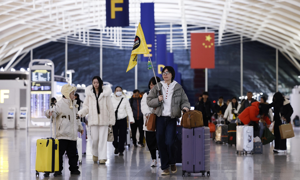 Passengers walk through Terminal 2 of Shanghai Pudong International Airport on December 31, 2025. Photo: VCG