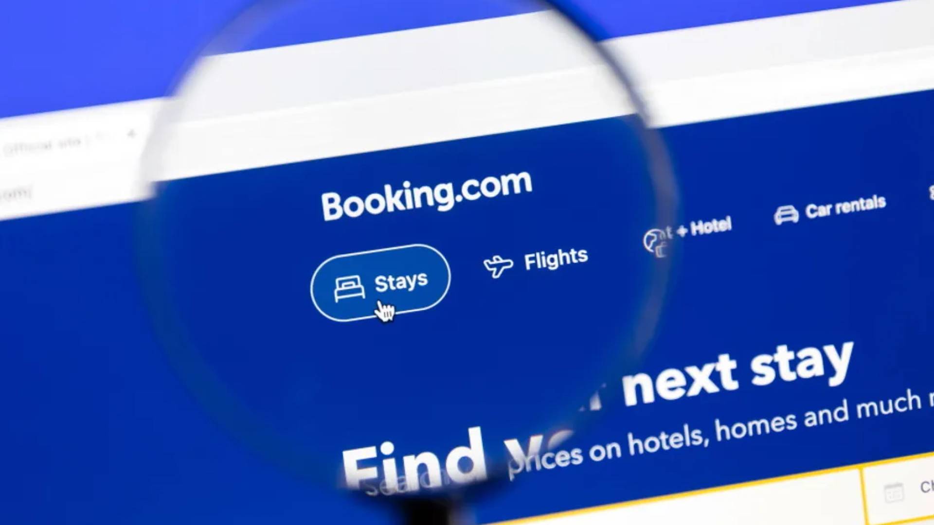Roya News | "Booking.com" warns travelers of war risks in ‘Israel’ as tourism plummets