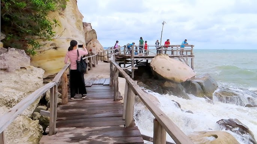 Cambodge Mag, the first French-language news and magazine site about Cambodia. Economy, Gastronomy, Arts and Culture, with an English version also available.