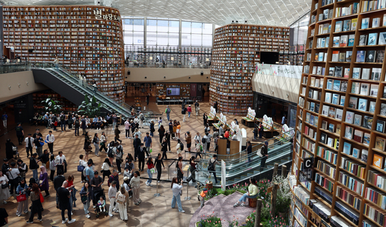 Visitors flock to Starfield Library at Coex in Gangnam District, southern Seoul, on April 23, 2025. [NEWS1]