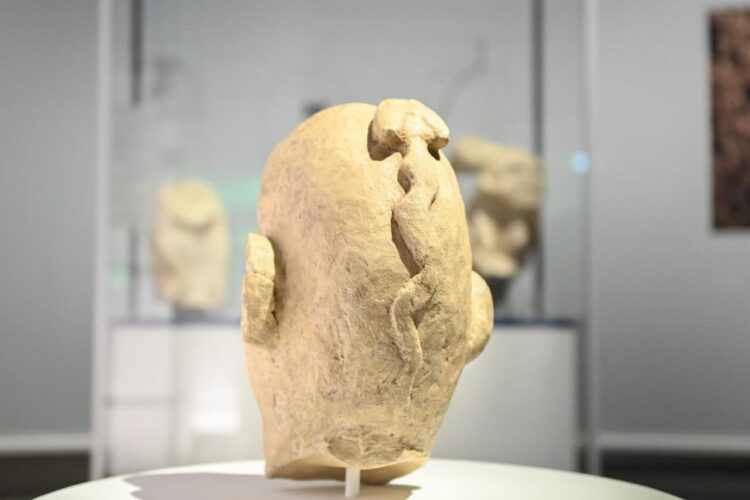 A stylized Neolithic human head sculpture from the Tas Tepeler cultural landscape is presented to international audiences for the first time in Berlin, Germany, Feb. 10, 2026. (Photo via Türkiye’s Culture and Tourism Ministry)