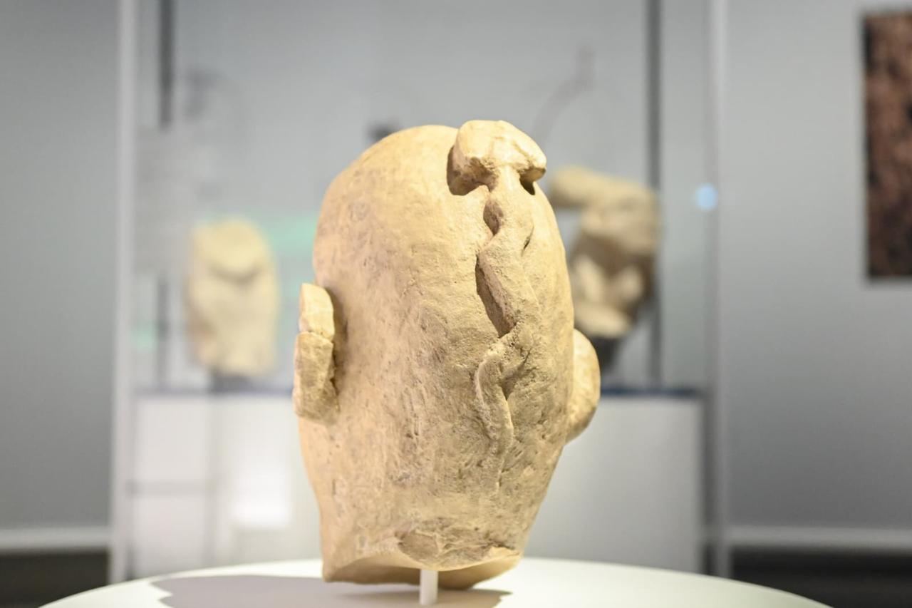 A stylized Neolithic human head sculpture from the Tas Tepeler cultural landscape is presented to international audiences for the first time in Berlin, Germany, Feb. 10, 2026. (Photo via Türkiye’s Culture and Tourism Ministry)