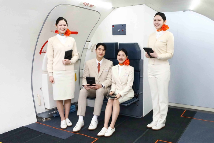 Change to Jeju Air cabin crew working shoes sneakers/photo = Courtesy of Jeju Air