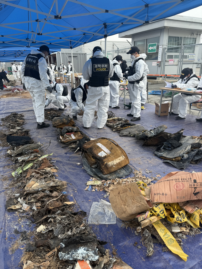 On the 26th, the Air Railroad Accident Investigation Committee and the Jeonnam Police Agency's Scientific Investigation Unit are investigating the wreckage of the December 29 Jeju Air disaster plane behind the Muan International Airport Fire Brigade. [Yonhap News]