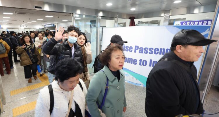 A group of Chinese cruise tourists disembark from Tianjin Dongfang International Cruise’s Dream ship after arriving at Incheon Port Cruise Terminal in Incheon, Jan. 15. Newsis