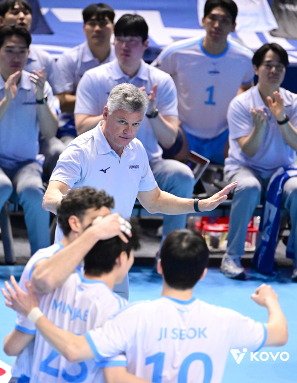 Korean Air coach Henan expected the game on the day. Photo courtesy = KOVO