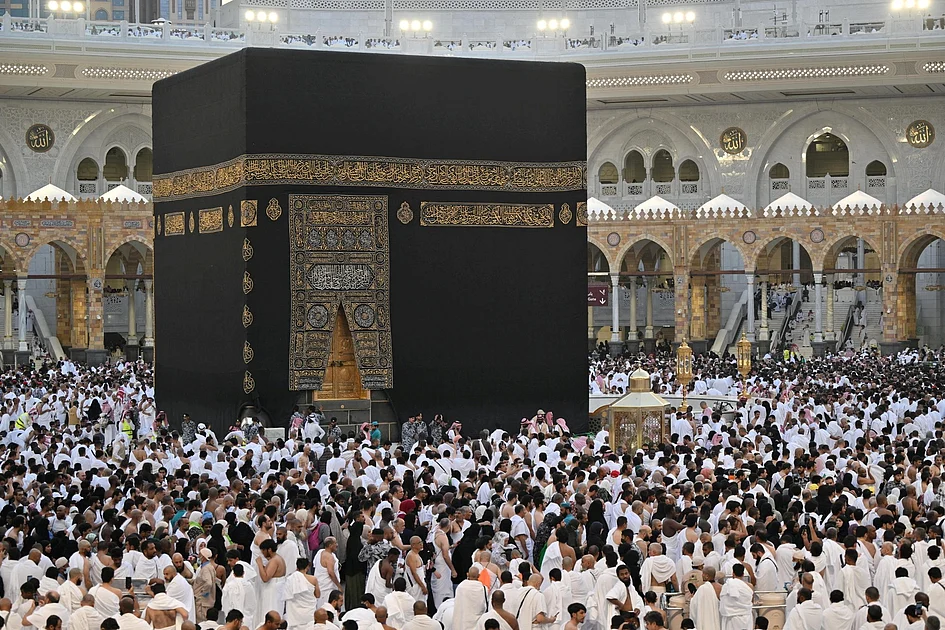 Saudi suspends 1,800 Umrah agencies: UAE operators urge pilgrims to follow approved plans