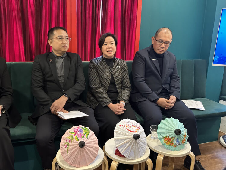 Officials from the Tourism Authority of Thailand pose during a media briefing at Nangraai Thai Restaurant in Yongsan District, central Seoul, on Wednesday. Sirigesanong Trirattanasongpol, executive director of the East Asia Market, sits in the center, and Wachirachai Sirisumpan, newly appointed head of TAT’s Seoul office, is at the far right. [SEO JI-EUN]