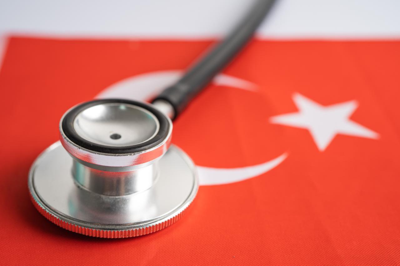 A stethoscope placed against the backdrop of the Turkish flag, symbolizing the nation’s growing focus on healthcare and its expanding role in the medical sector. (Adobe Stock Photo)
