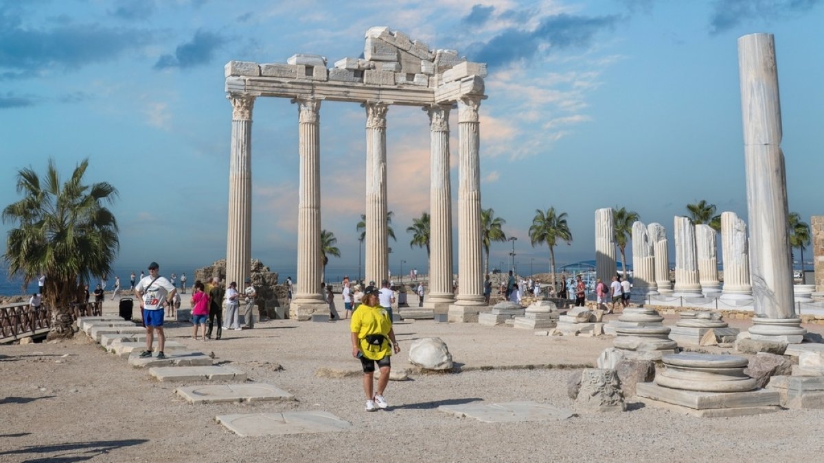 Despite geopolitical tensions, Türkiye beats odds in tourism