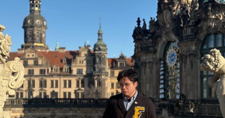 Vietnamese families blend Tet travel trends with enduring traditions