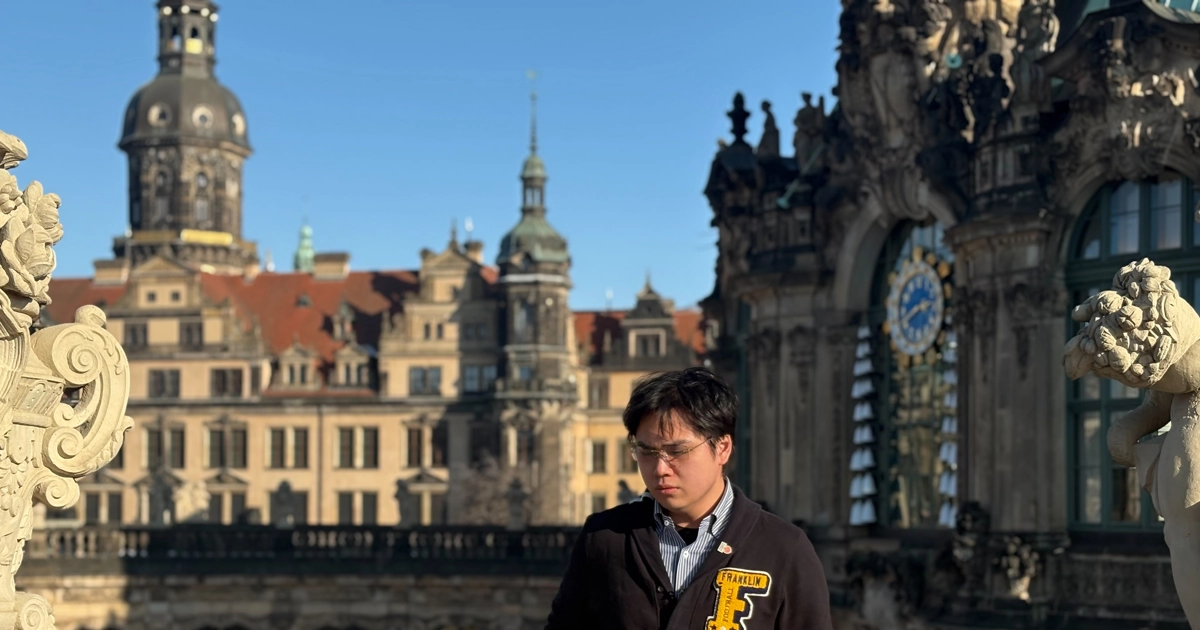 Vietnamese families blend Tet travel trends with enduring traditions