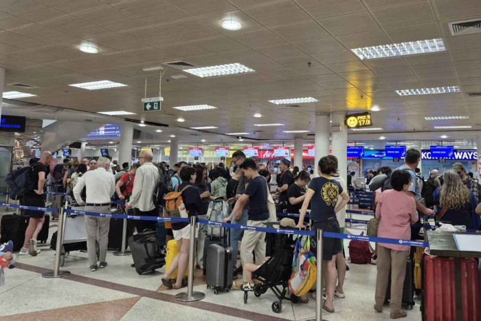 Bangkok Post - Thousands of tourists stranded amid Middle East upheaval