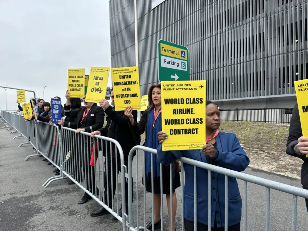United Flight Attendants Would Get First Raises in Six Years Under New Deal