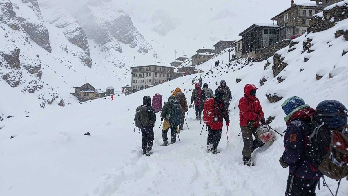 Extreme Snow in Eastern Nepal Hampers Flights and Trekking