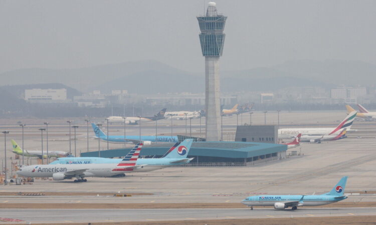 As international flights continue to be reduced due to the recent surge in oil prices, aircraft remain grounded at Terminals 1 and 2 of Incheon International Airport on the 30th. Photo by Han Ju-hyung