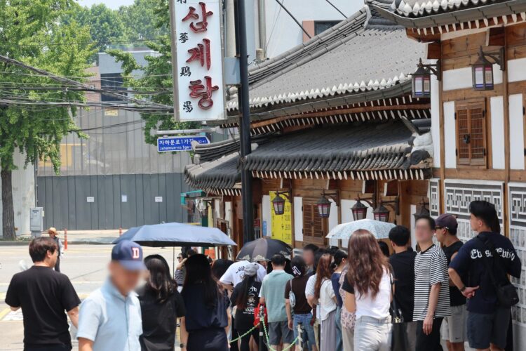 Customers wait in line outside Tosokchon samgyetang restaurant in Seoul in this July 2025 photo. Newsis.
