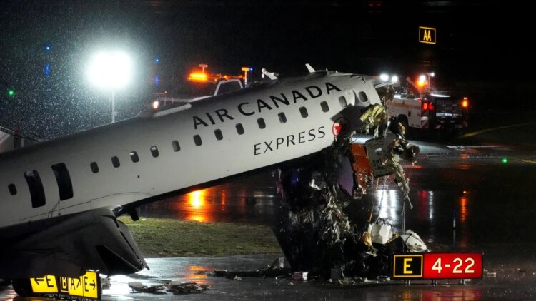 Aftermath of plane crash at LaGuardia Airport captured on video