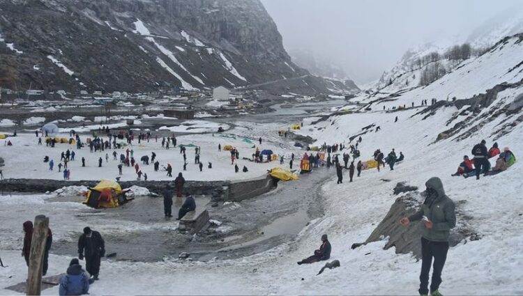 Snowfall boosts tourism in Manali