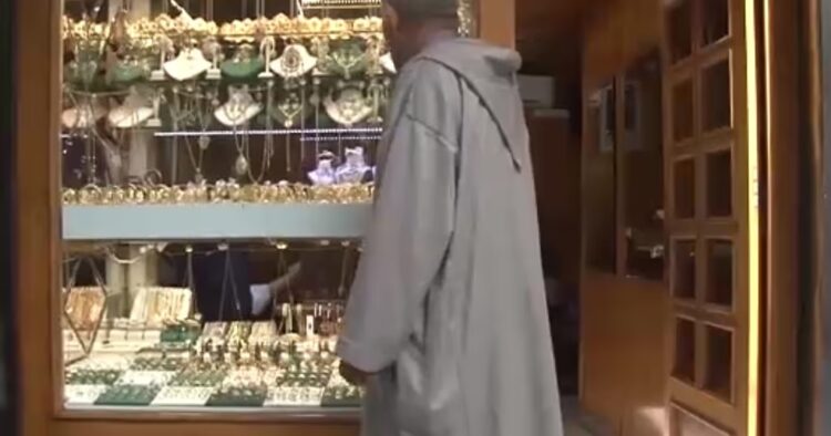 Moroccan men give traditional thanks to women for holy month cooking