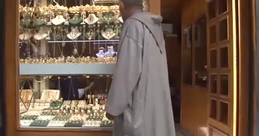 Moroccan men give traditional thanks to women for holy month cooking