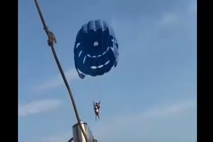 Tourist falls into sea as parasailing cable snaps at India beach