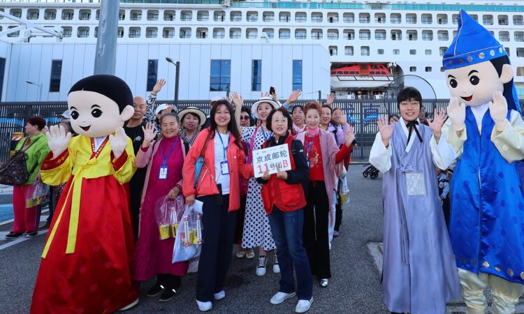 Chinese tourists arrive by a cruise ship on the first day of South Korea