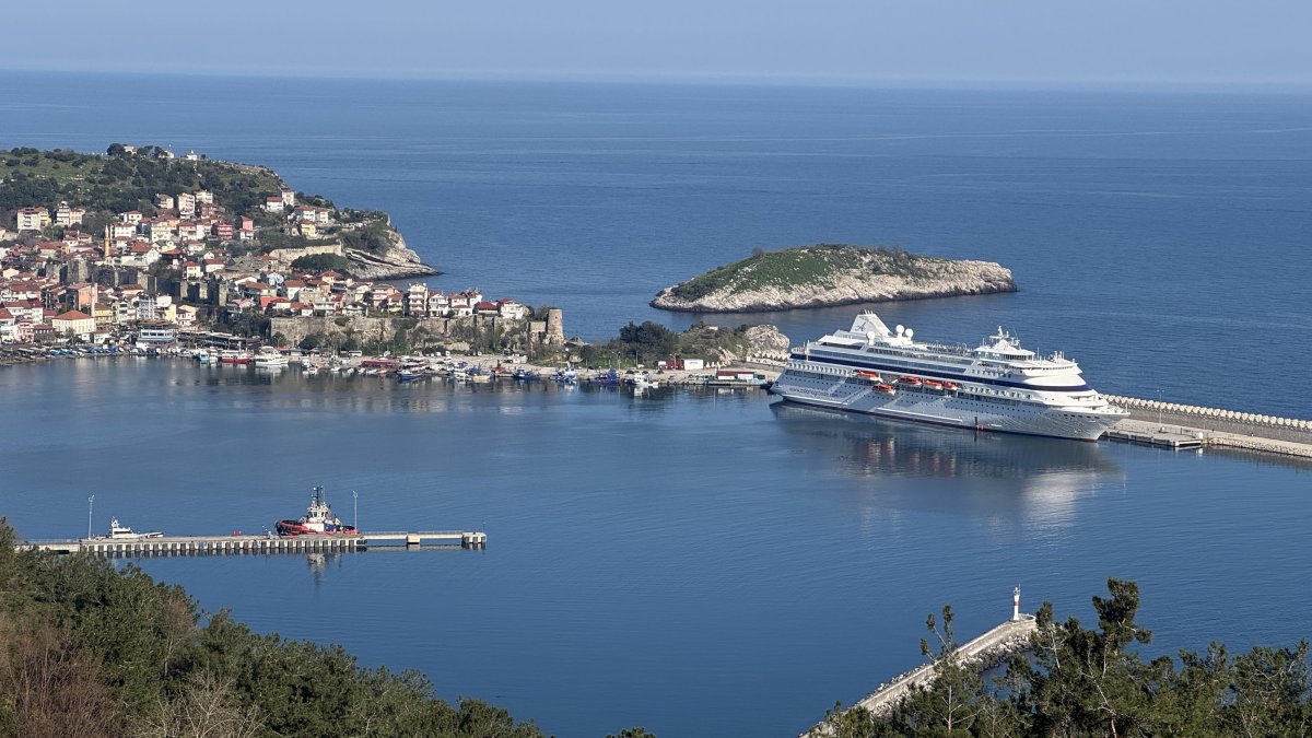 Tourists flood Türkiye's Amasra as Russian cruise ship docks