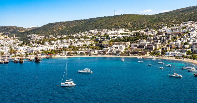 Foreign Office issues Turkey travel advice after seven Brits die