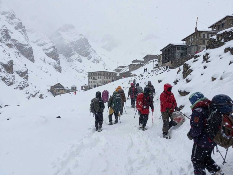 The unseasonal snowfall that has blanketed nepal&rsquo;s eastern himalayas, particularly the taplejung and kanchenjunga base camp areas, has sent shockwaves through the global travel community, impacting tourists from the usa, india, the uk, and china.