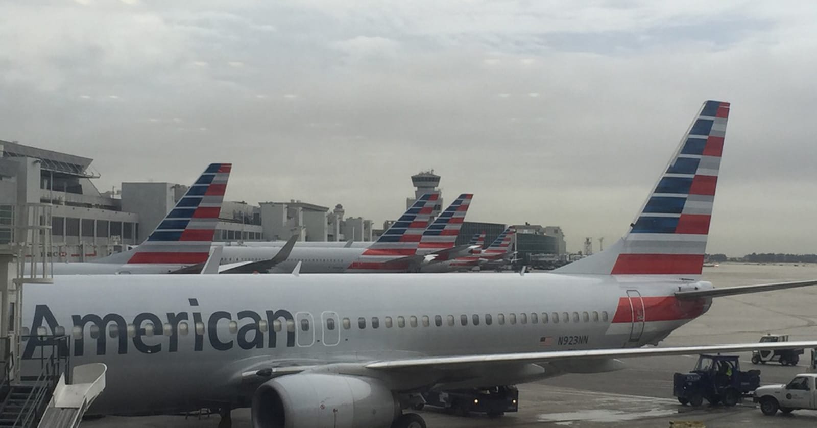 american airlines plane on tarmc