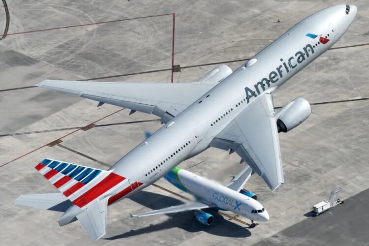 An American Airlines Boeing 777-200 in Miami