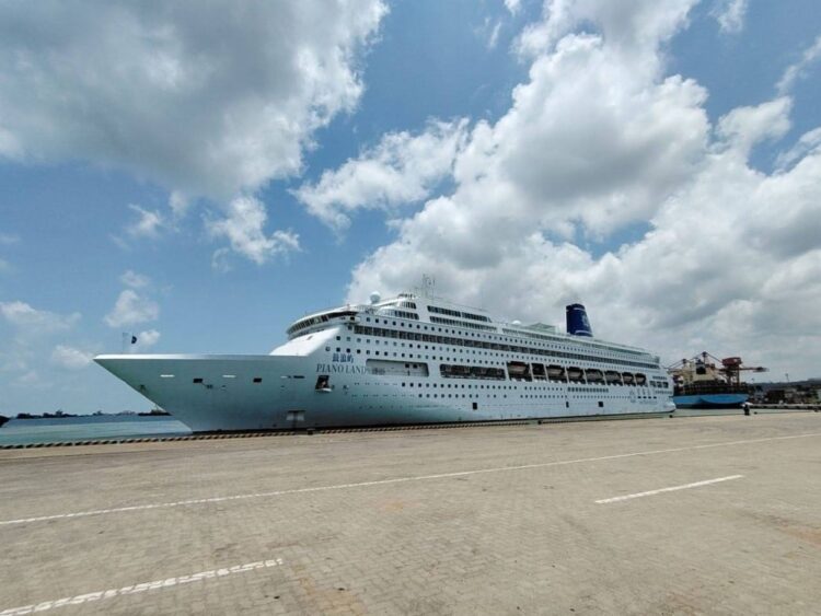 Cambodia Strengthens Cruise Tourism Growth with Arrival of PIANO LAND at Sihanoukville Port, Welcomi...
