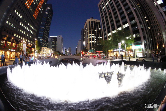 the Cheonggye Stream fountain. Seoul Tourism Foundation