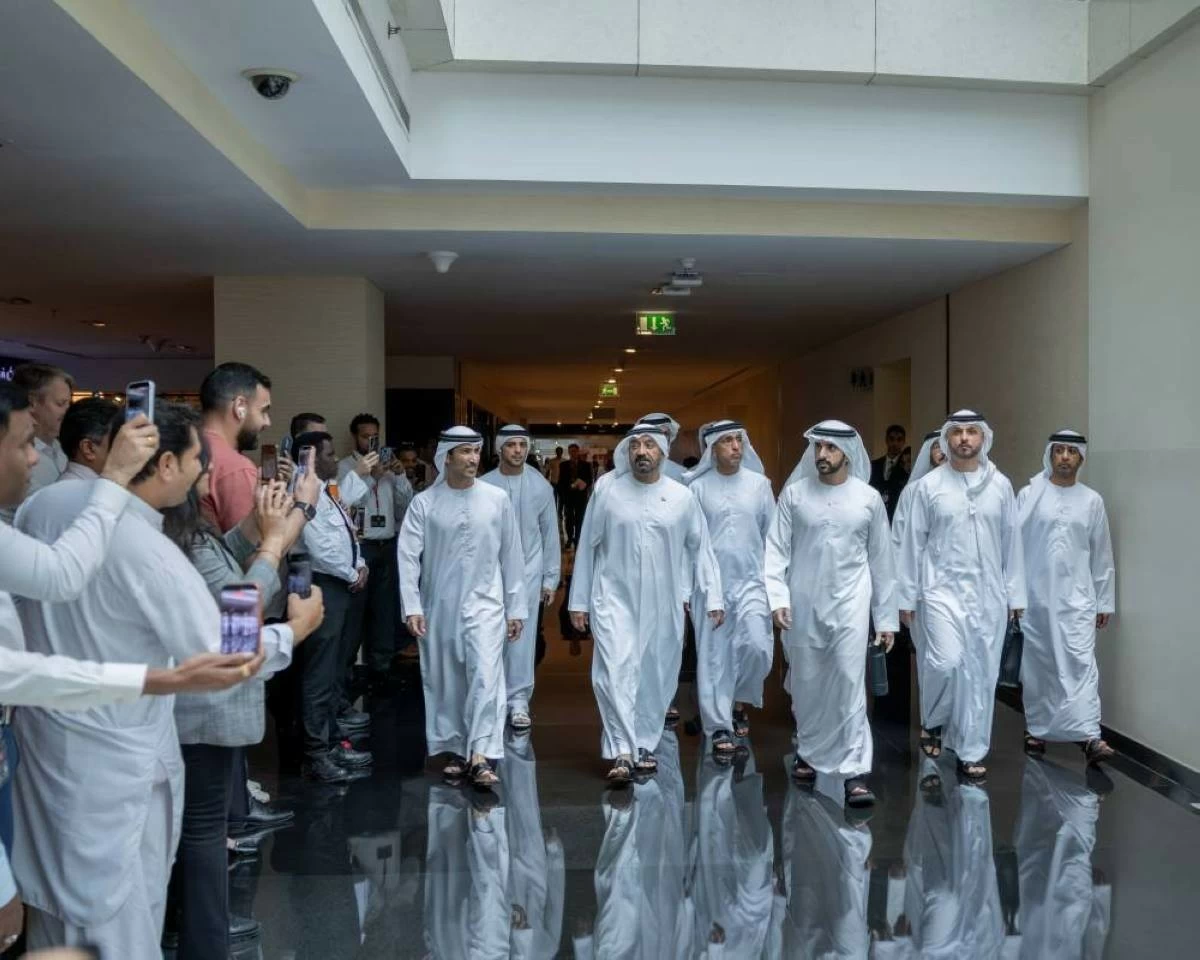 His Highness Sheikh Hamdan, accompanied by His Highness Sheikh Ahmed bin Saeed Al Maktoum, reviewed operations at Dubai International Airport, including passenger services provided by Emirates.