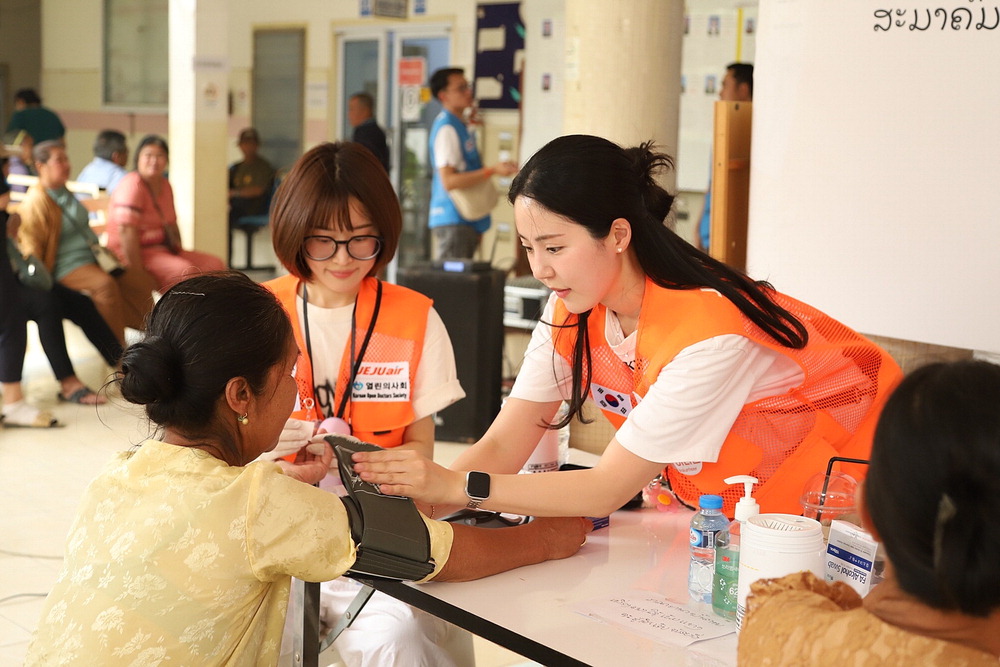Jeju Air employees and medical staff from Open Doctors Society provide medical care to local residents. Courtesy of Jeju Air.