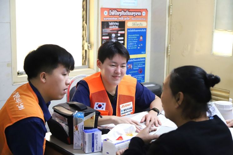 Jeju Air employees and medical staff from the Open Doctors Association, along with other volunteers, are providing medical care to residents in Vang Vieng, Laos. Jeju Air