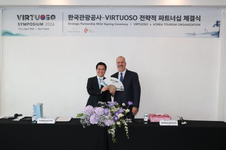 Park Sung-hyeuck, left, president of the Korea Tourism Organization (KTO), poses with Matthew Upchurch, CEO of Virtuoso, after signing a memorandum of understanding at Some Sevit in Seocho District, Seoul, Friday. Courtesy of KTO