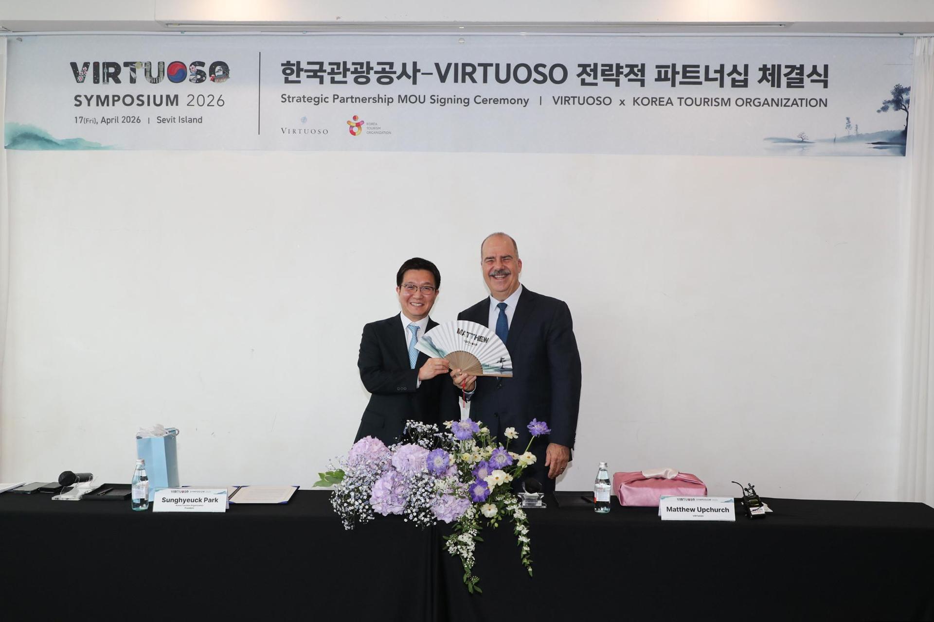 Park Sung-hyeuck, left, president of the Korea Tourism Organization (KTO), poses with Matthew Upchurch, CEO of Virtuoso, after signing a memorandum of understanding at Some Sevit in Seocho District, Seoul, Friday. Courtesy of KTO