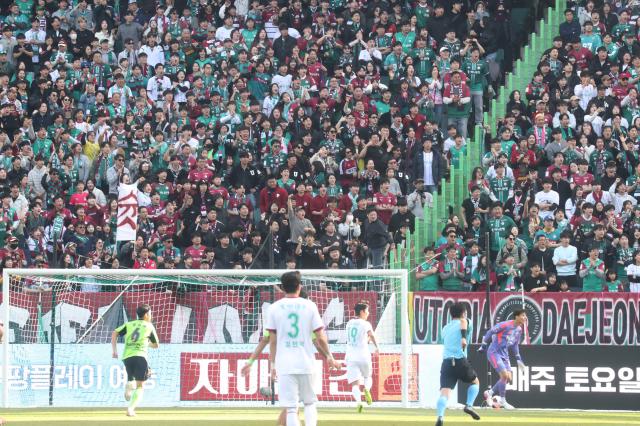 Daejeon supporters cheer during the Coupang Play K League Super Cup 2026 match against Jeonbuk Hyundai at Jeonju World Cup Stadium in Jeonju, North Jeolla Province, on the 21st. [Photo=Yonhap]