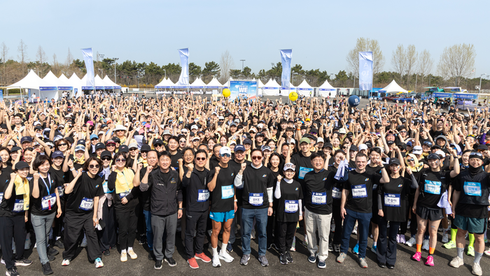 Participants in the &ldquo;We Run&rdquo; charity run pose for a commemorative photo. (Korean Air)